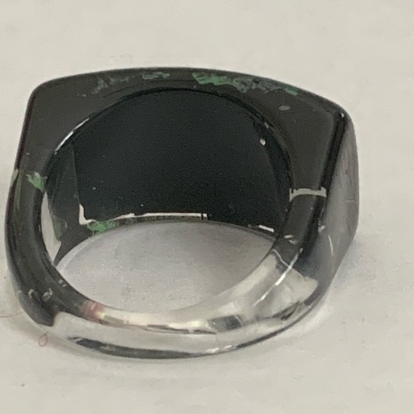 Vintage acrylic heart ring - Picture 5 of 11